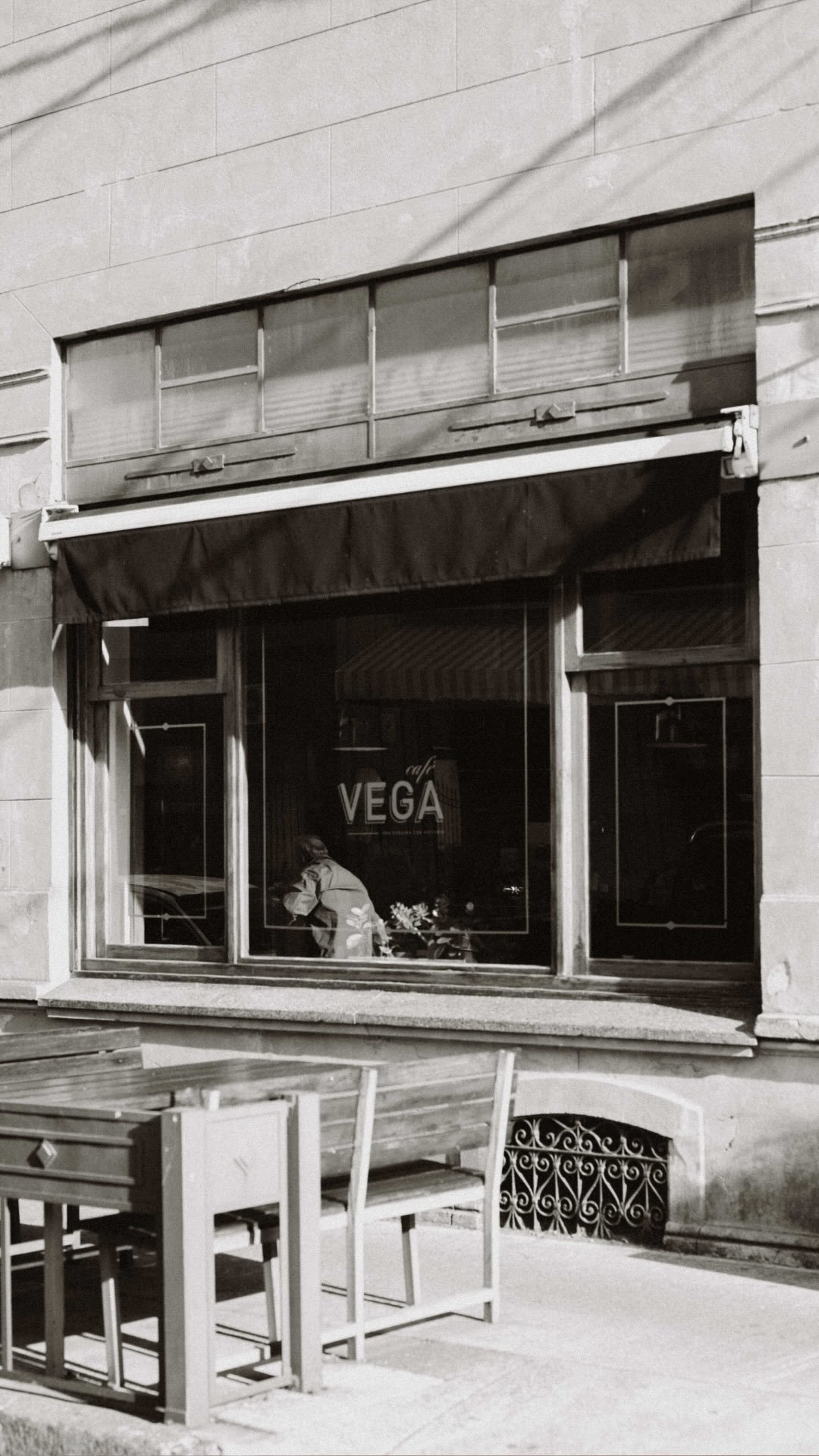 Vidriera con el logo de Café Vega